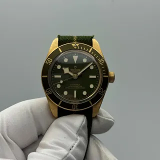 Tudor Black Bay M79018V-0001 Yellow gold