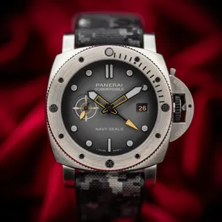 Panerai Submersible PAM 01323 Stainless steel Gray