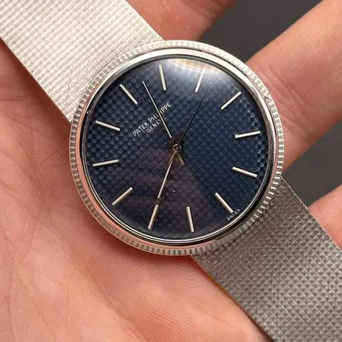 Patek Philippe Calatrava 3563 34.5mm White gold Blue 6