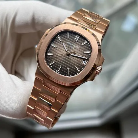 Patek Philippe Nautilus 5711/1R-001 40mm Rose gold Brown