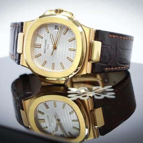 Patek Philippe Nautilus 5711J-001 40mm Yellow gold Silver 10