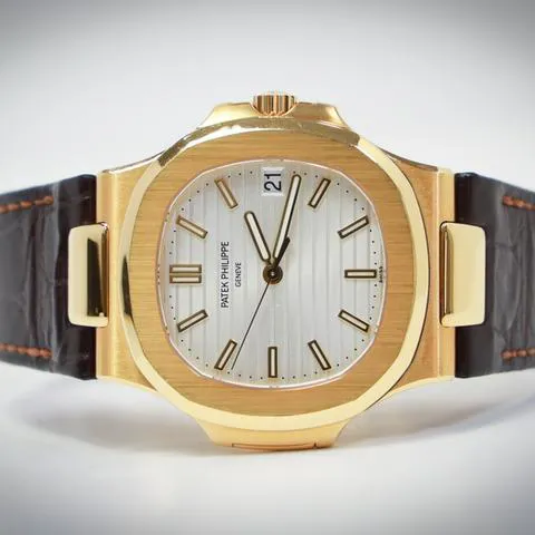 Patek Philippe Nautilus 5711J-001 40mm Yellow gold Silver 6