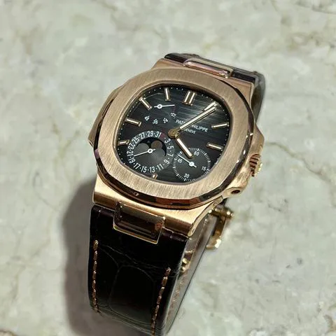 Patek Philippe Nautilus 5712R 40mm Rose gold Brown