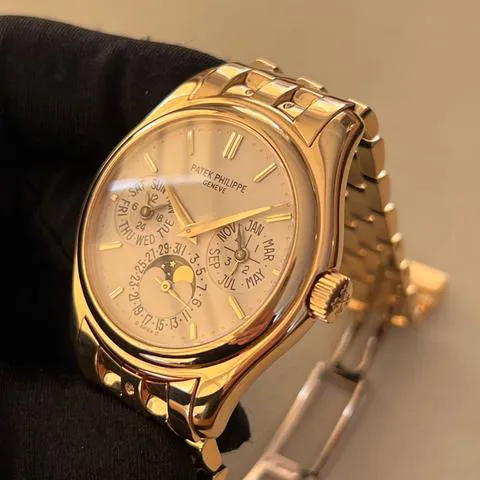 Patek Philippe Perpetual Calendar 5136/1J-001 37mm Yellow gold Silver 5