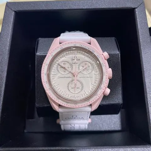 Swatch Moonswatch SO33P100 42mm Ceramic Pink