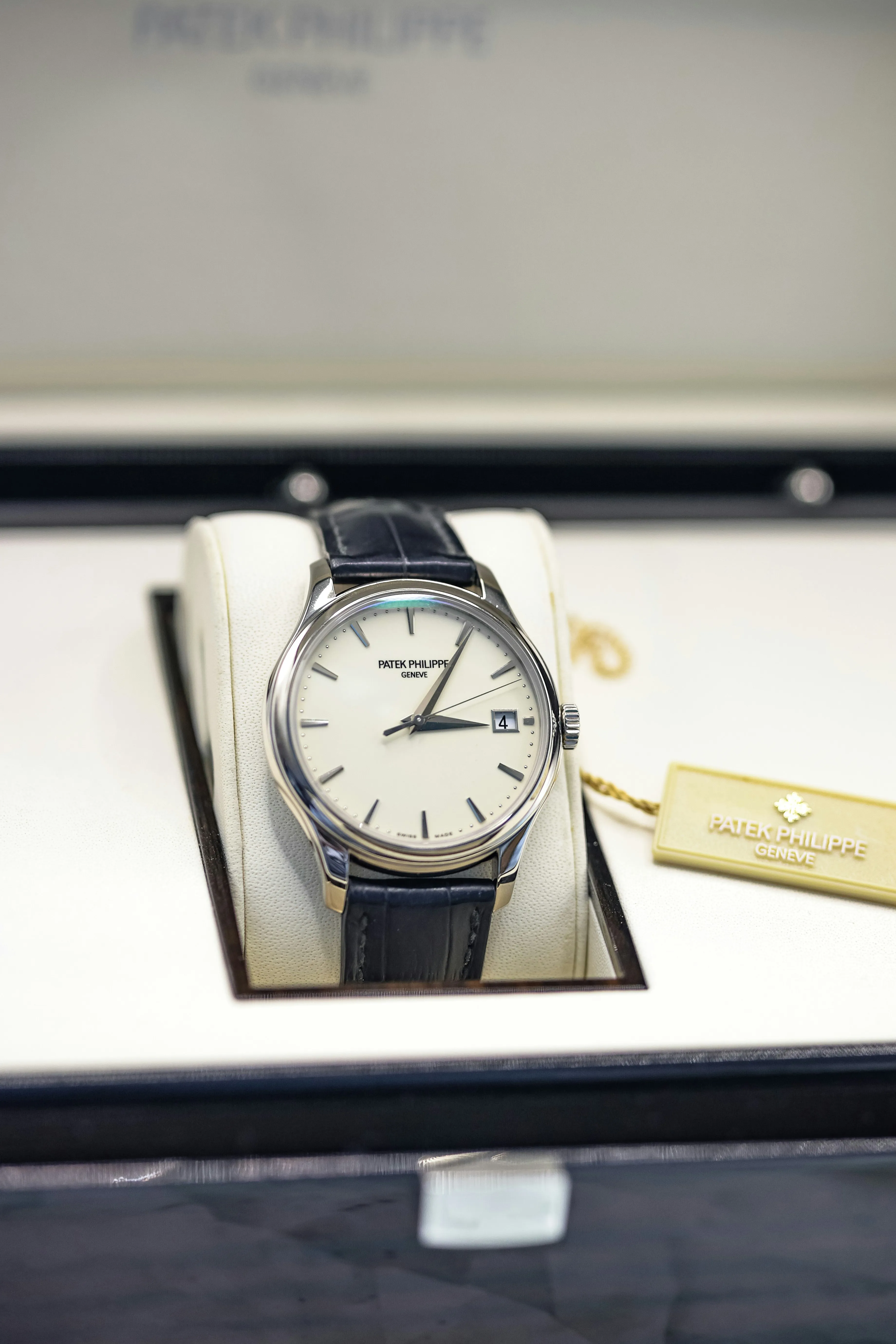 Patek Philippe Calatrava 5227G 39mm White gold Ivory 7