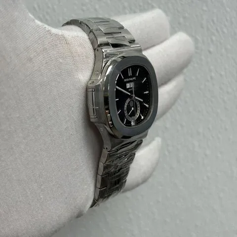 Patek Philippe Nautilus 5726/1A-001 40.5mm Stainless steel Black 2