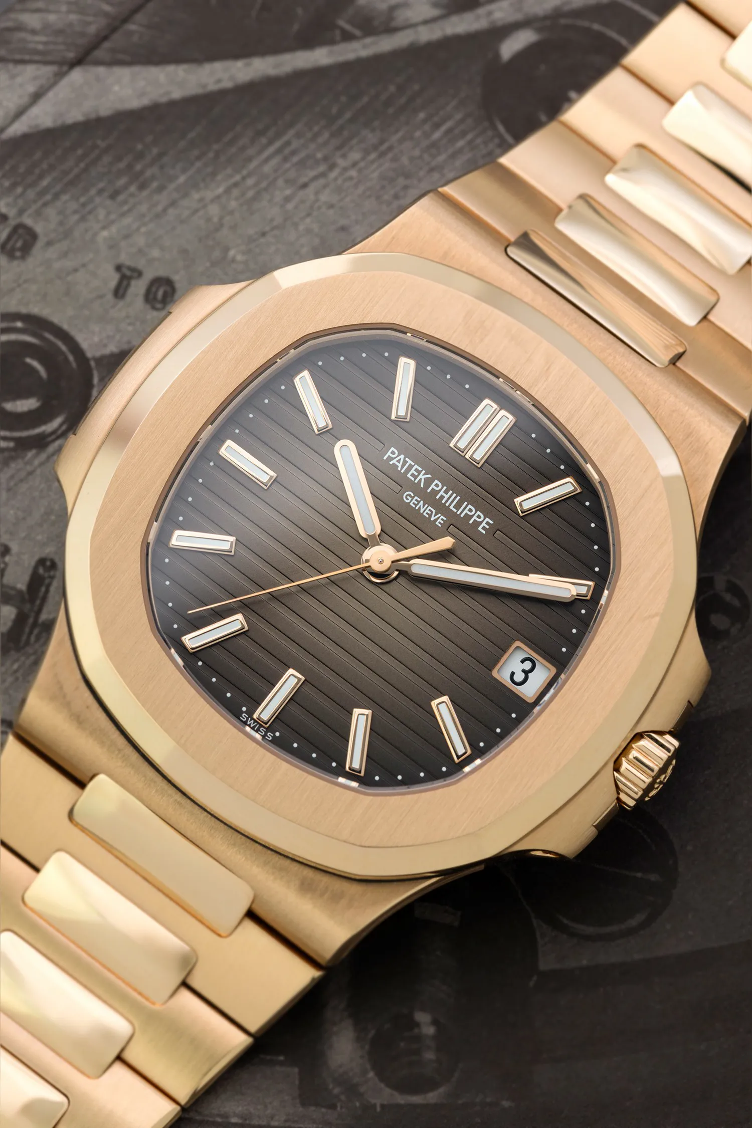 Patek Philippe Nautilus 5711/1R-001 Rose gold Brown