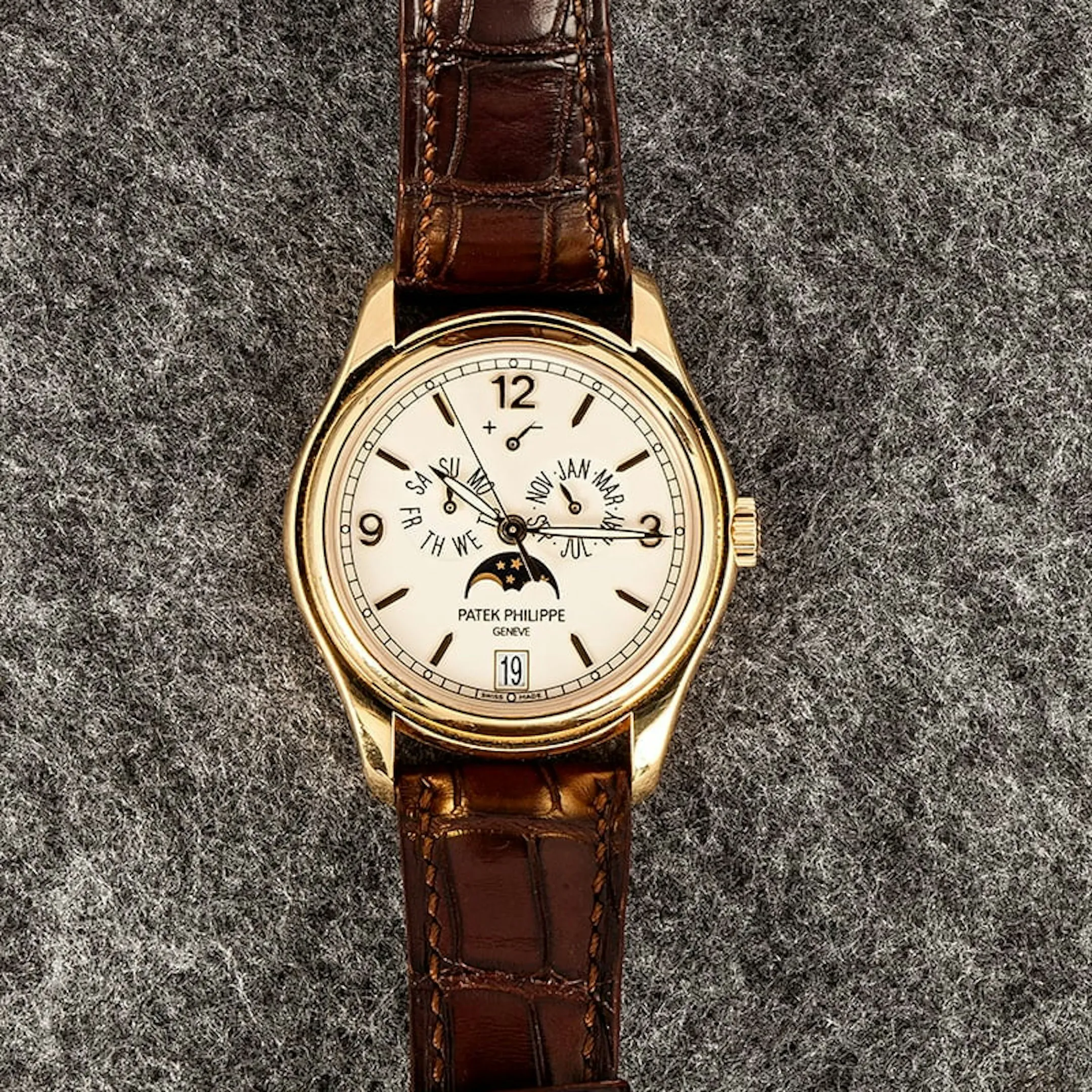 Patek Philippe Annual Calendar 5146J 39mm Yellow gold Yellow gold 4