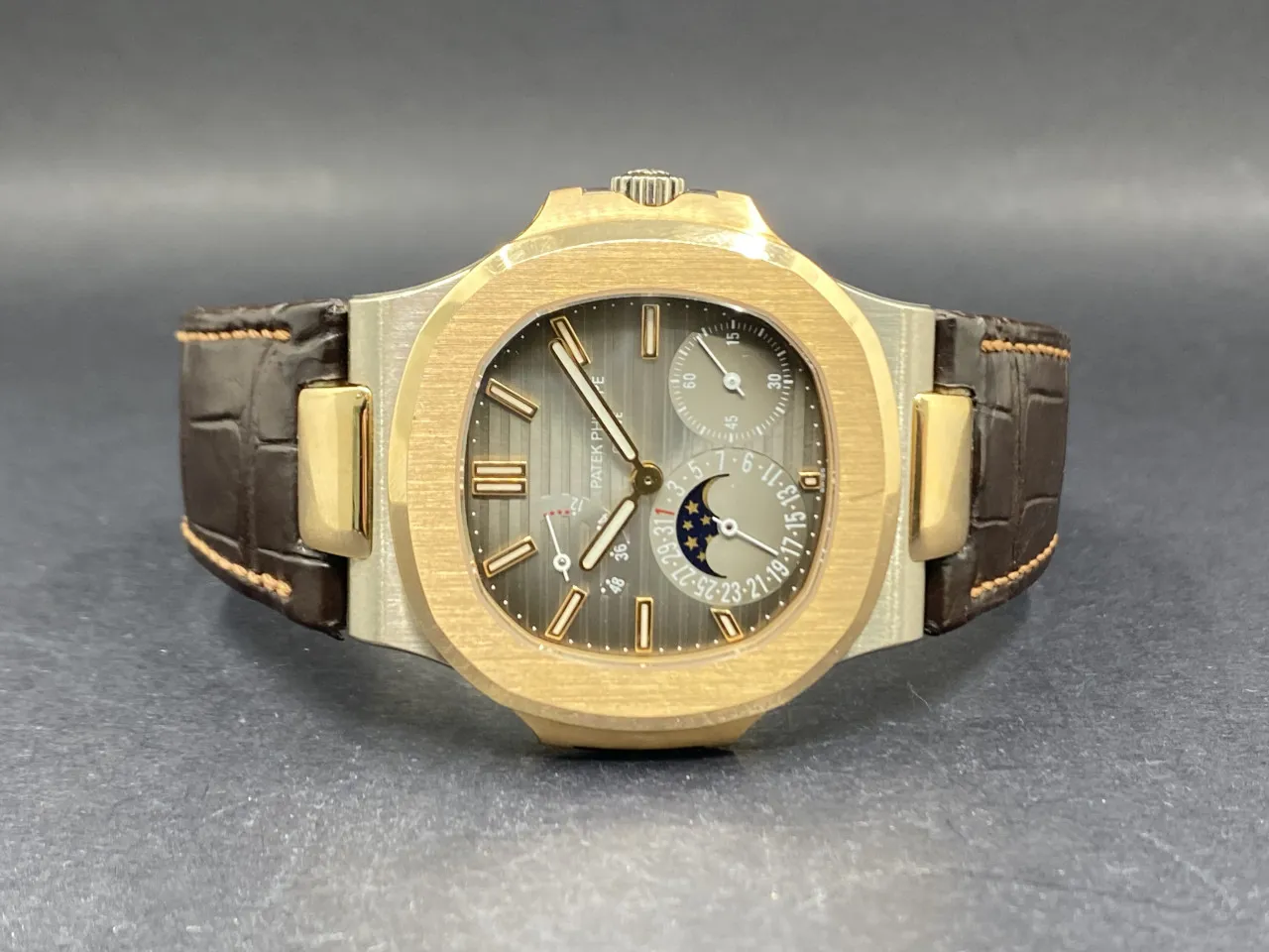 Patek Philippe Nautilus 5712GR-001 40mm Rose gold Gray