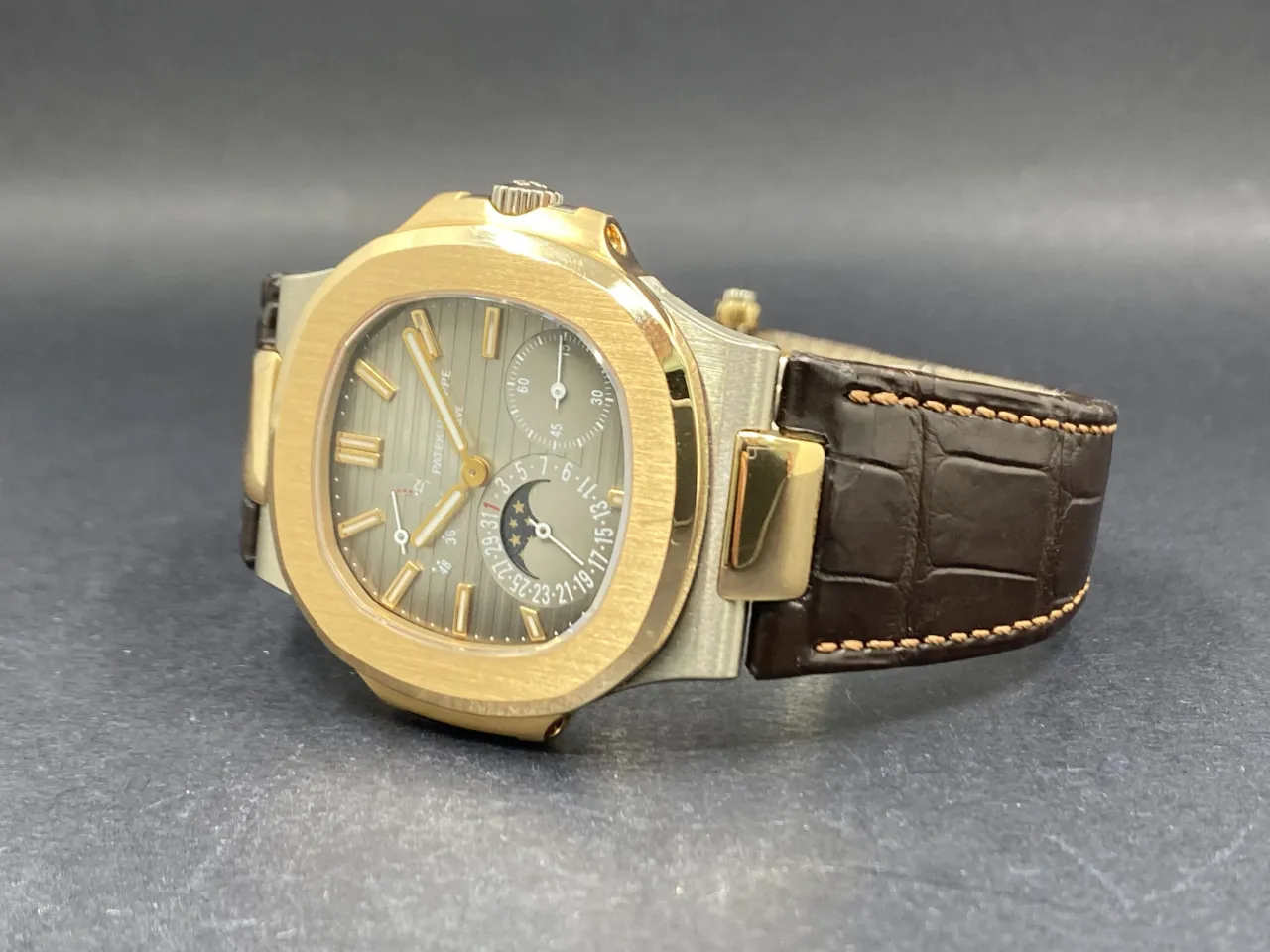 Patek Philippe Nautilus 5712GR-001 40mm Rose gold Gray 1