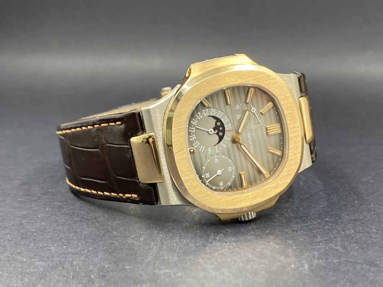 Patek Philippe Nautilus 5712GR-001 40mm Rose gold Gray 2