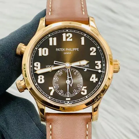 Patek Philippe Calatrava 5524R-001 42mm Rose gold Brown