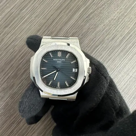 Patek Philippe Nautilus 5711/1A-010 40mm Stainless steel Blue