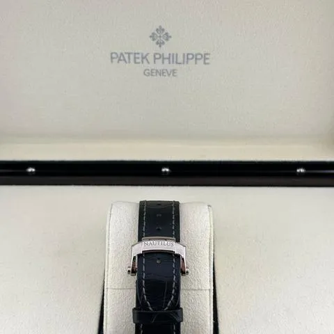 Patek Philippe Nautilus 5711G-001 40mm White gold Gray 5