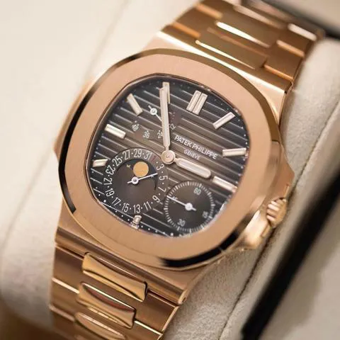 Patek Philippe Nautilus 5712/1R-001 40mm Rose gold Brown