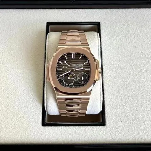 Patek Philippe Nautilus 5712/1R-001 40mm Rose gold Brown