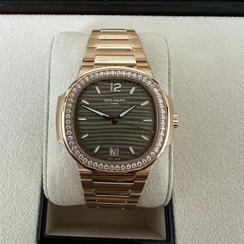 Patek Philippe Nautilus 7118/1200R-010 35mm Rose gold Gold