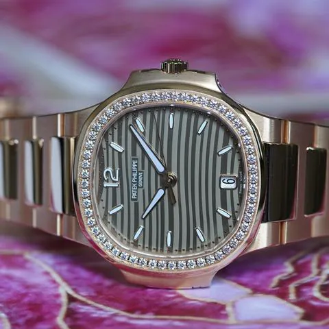 Patek Philippe Nautilus 7118/1200R-010 35mm Rose gold Champagne