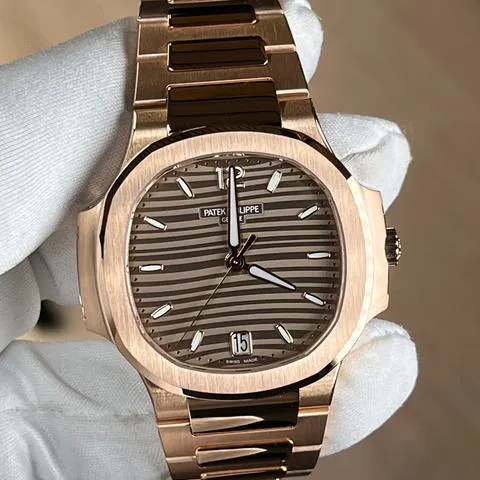 Patek Philippe Nautilus 7118/1R-010 35mm Rose gold Brown