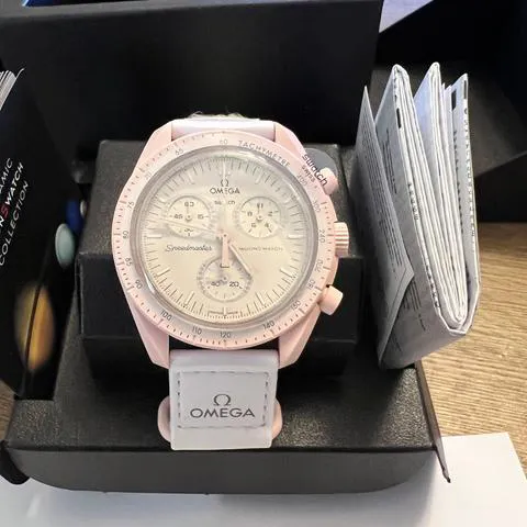 Swatch Moonswatch SO33P100 42mm Ceramic Pink