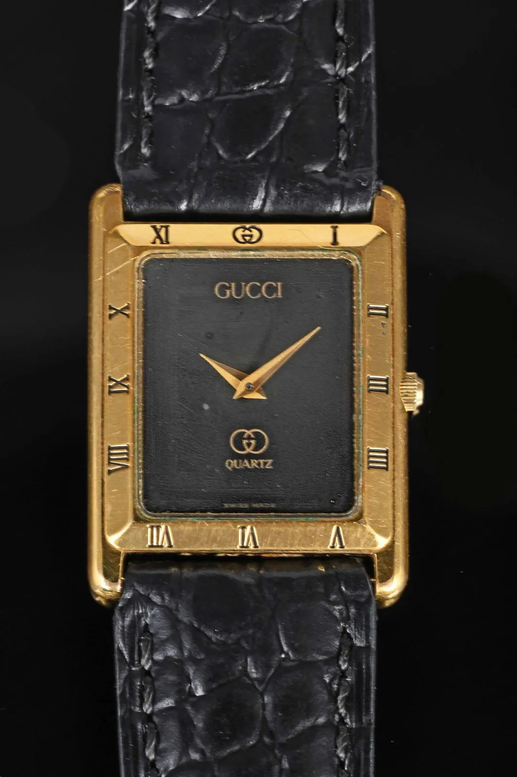 Gucci 4200M Gold plated stainless steel Black