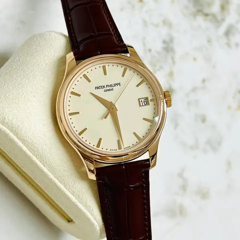 Patek Philippe Calatrava 5227R-001 39mm Rose gold Champagne