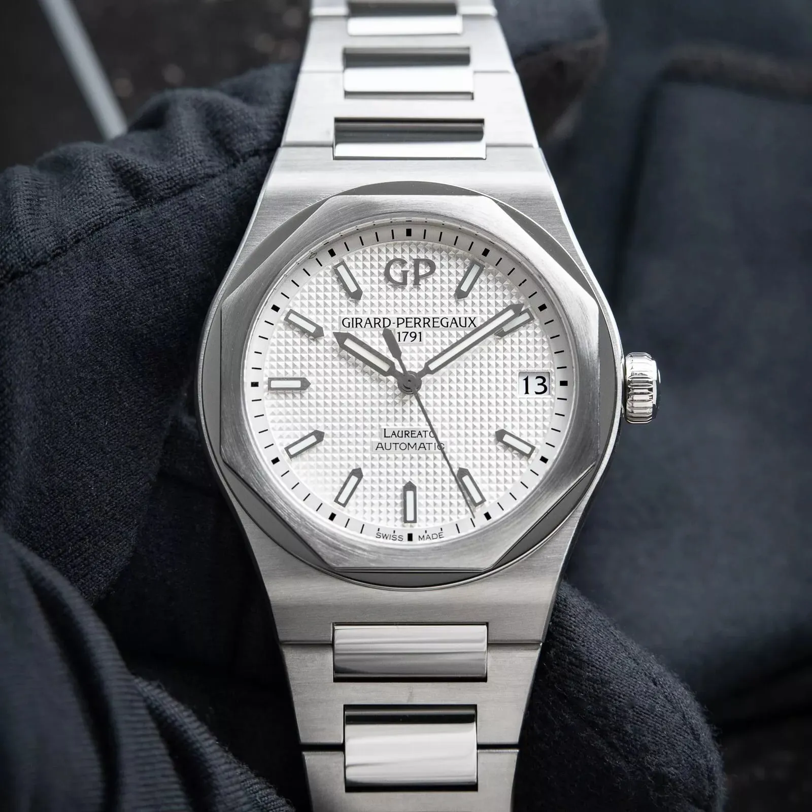 Girard-Perregaux Laureato 81010-11-131-11A 42mm Stainless steel Silver