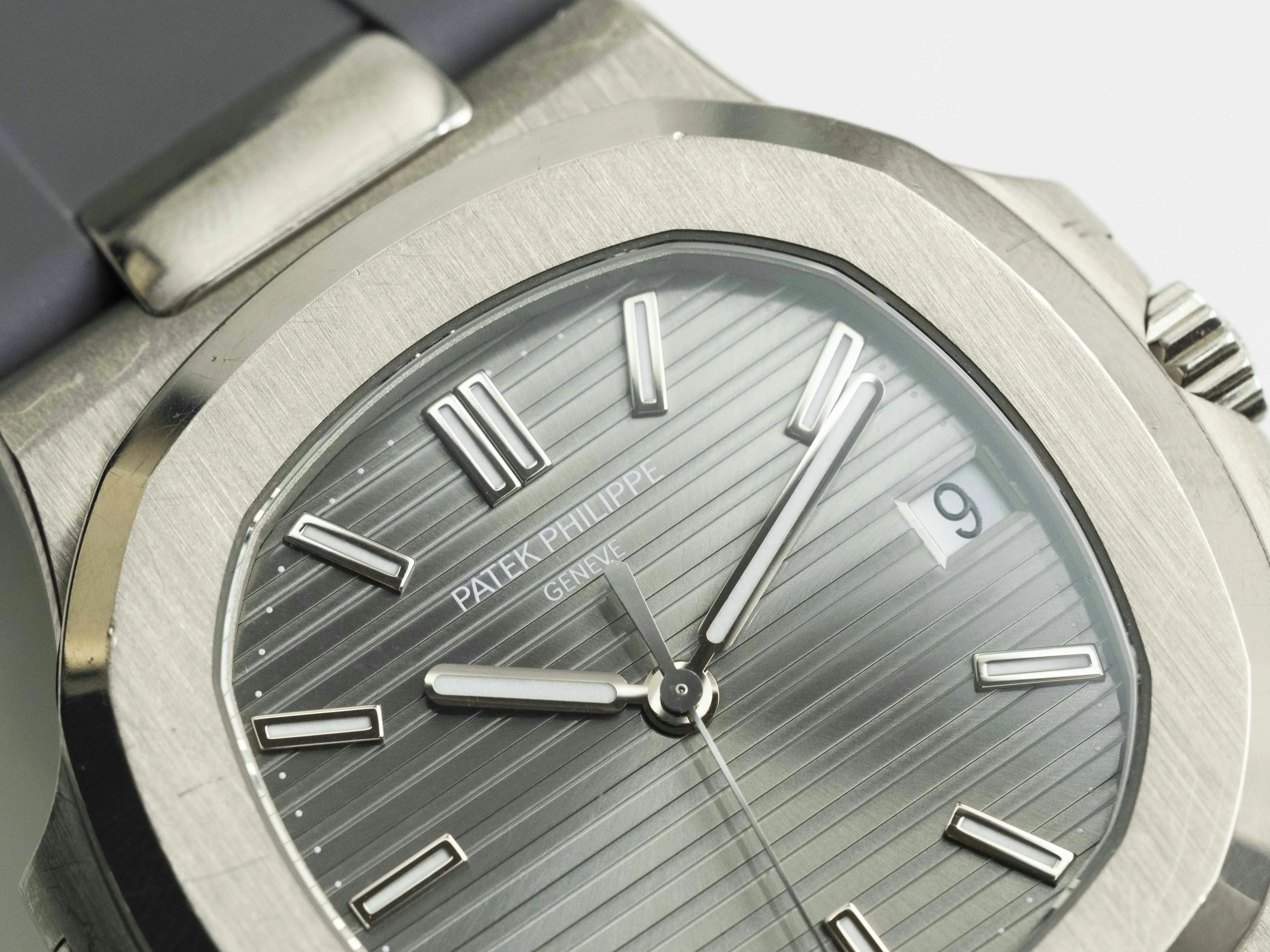 Patek Philippe Nautilus 5711G 40mm White gold Baton 5