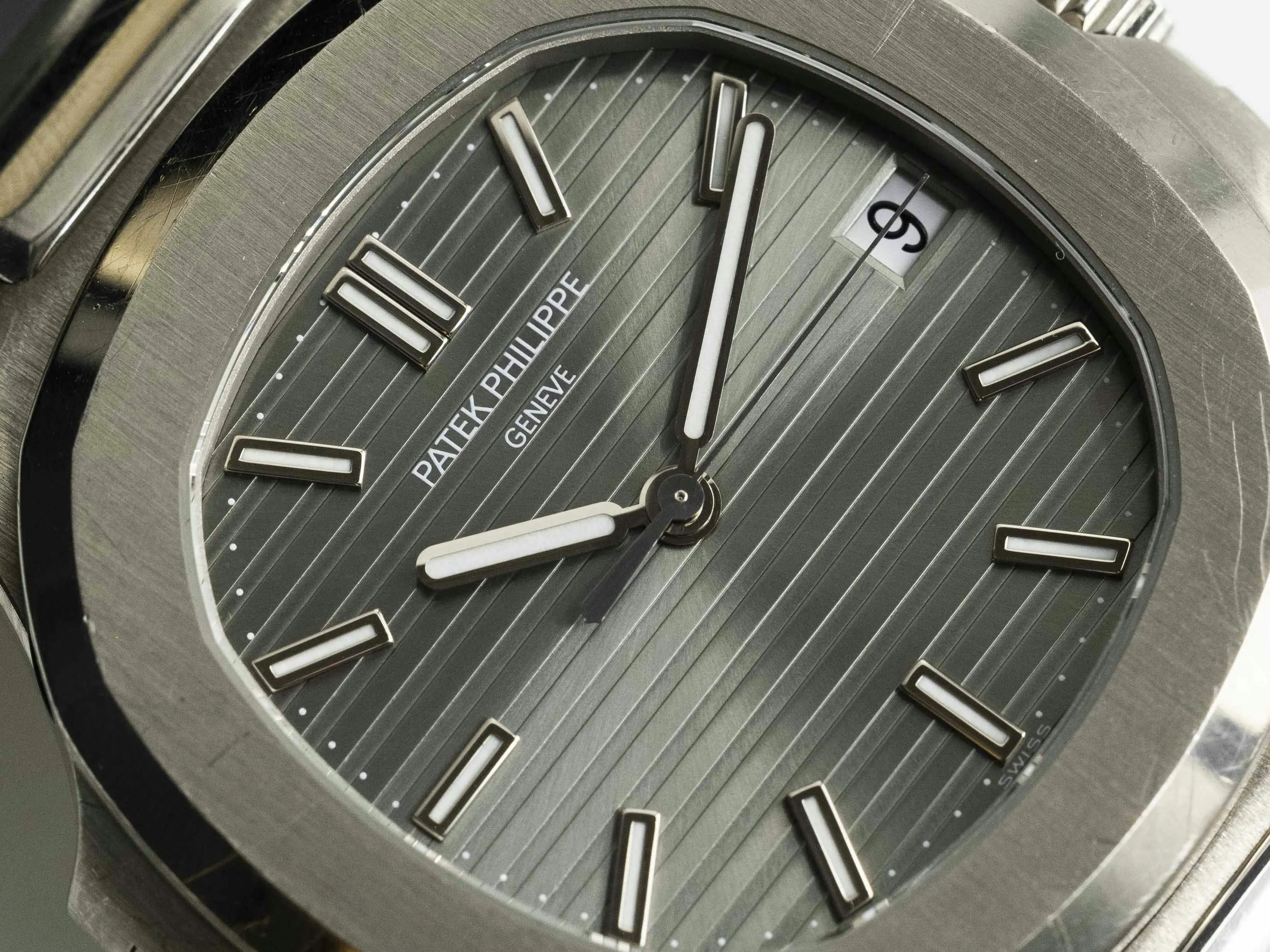 Patek Philippe Nautilus 5711G 40mm White gold Baton 6