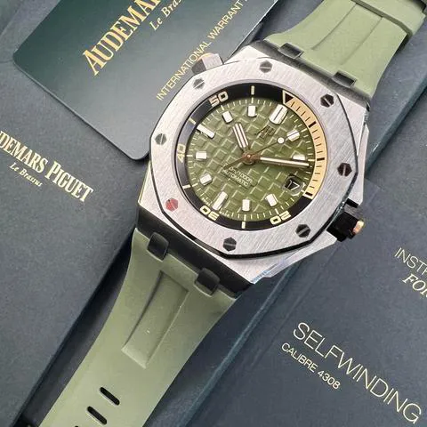 Audemars Piguet Royal Oak Offshore Diver 15720ST.OO.A052CA.01 42mm Stainless steel Green