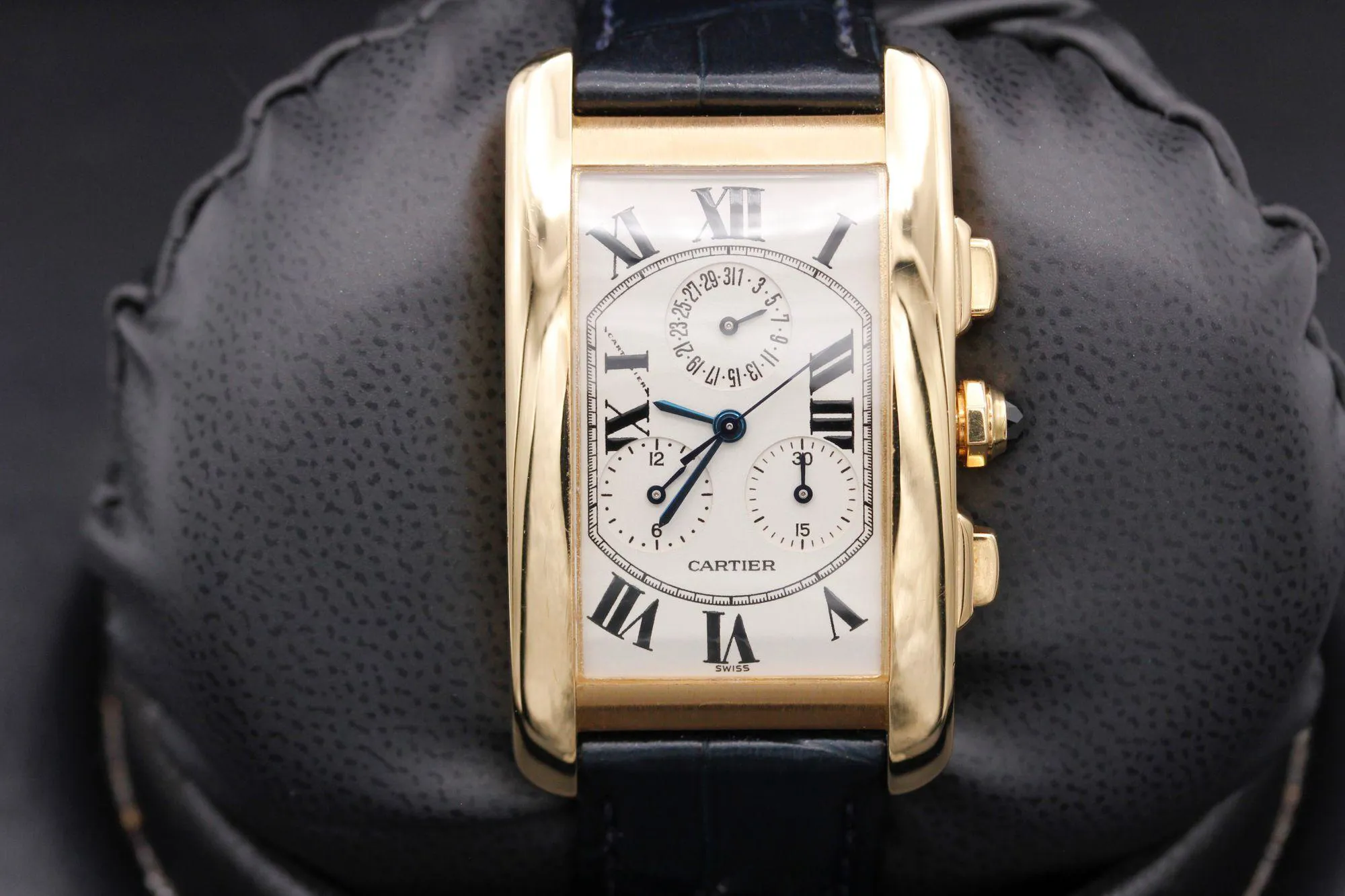 Cartier Tank Américaine 1730 45mm Yellow gold White