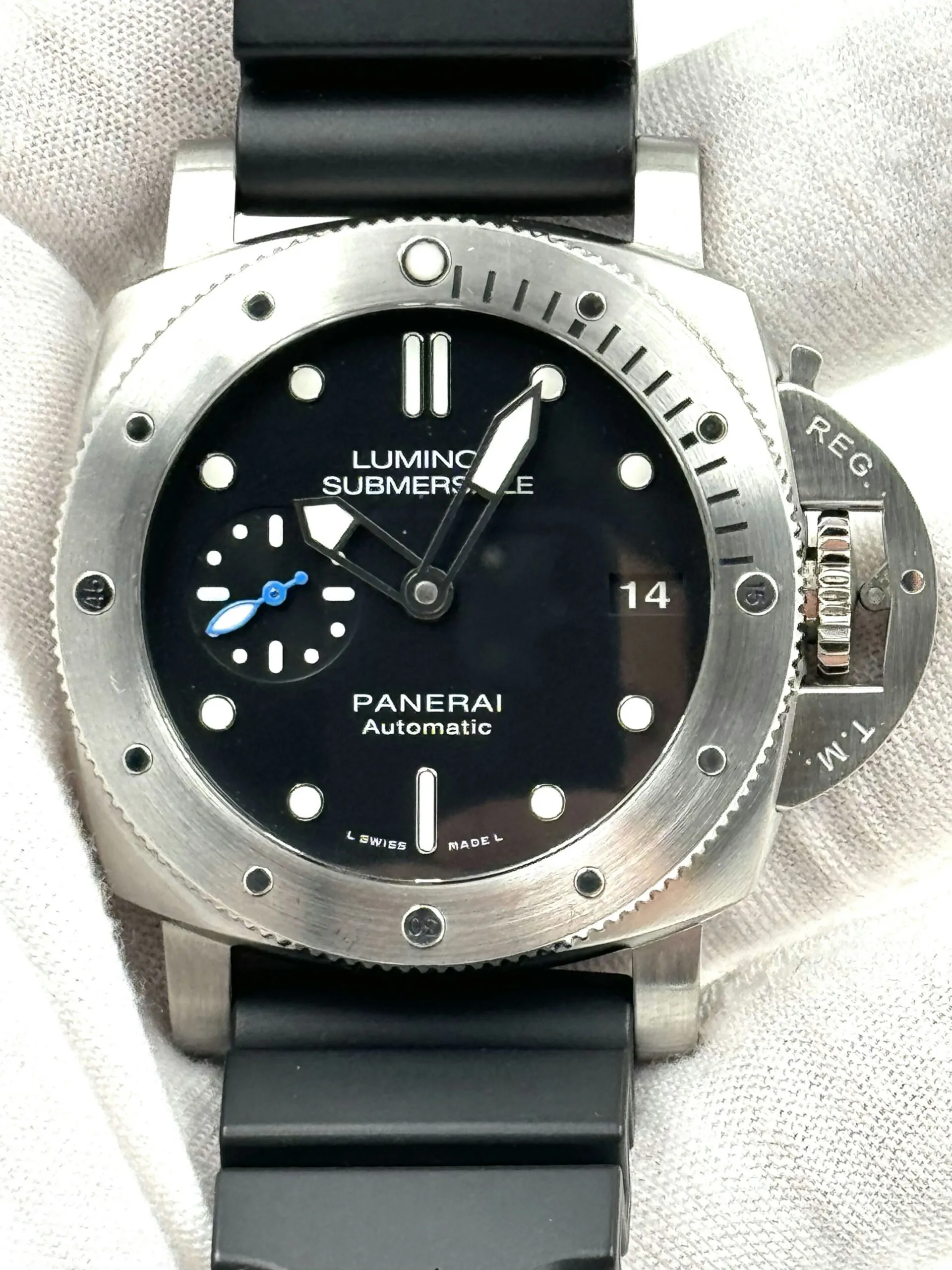 Panerai Submersible PAM 00682 42mm Stainless steel Black