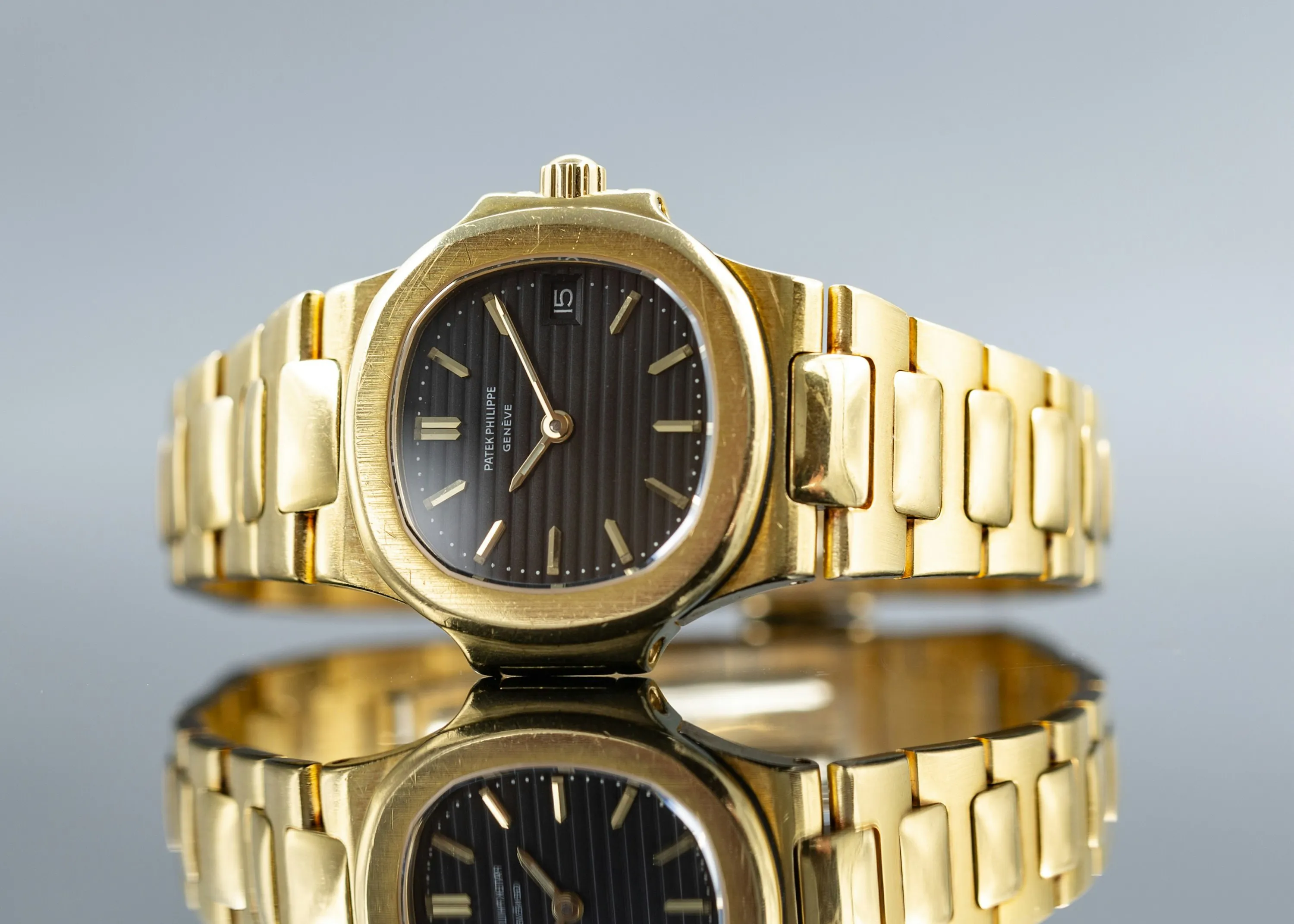 Patek Philippe Nautilus 4700 27mm Yellow gold Black 1