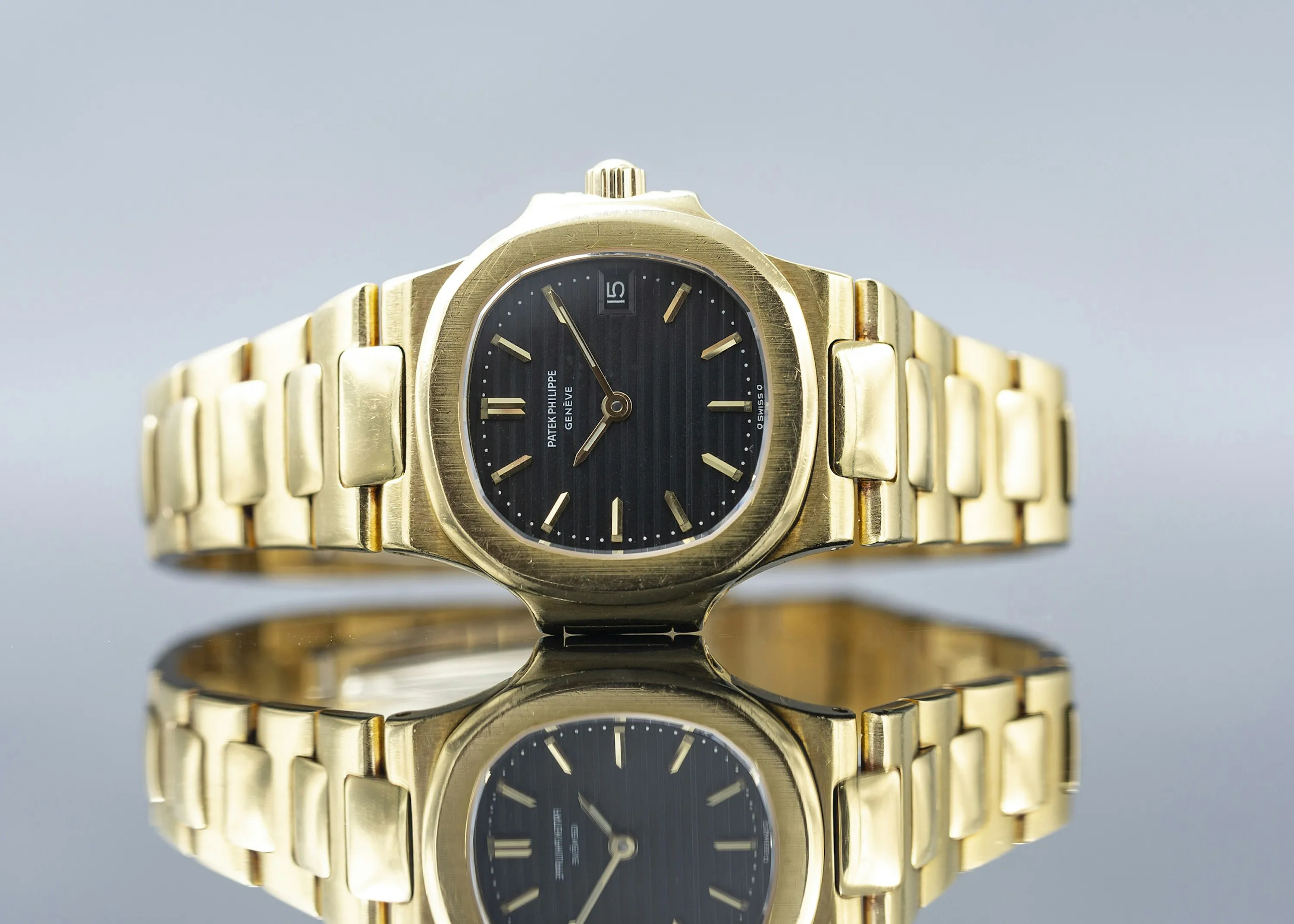 Patek Philippe Nautilus 4700 27mm Yellow gold Black 2