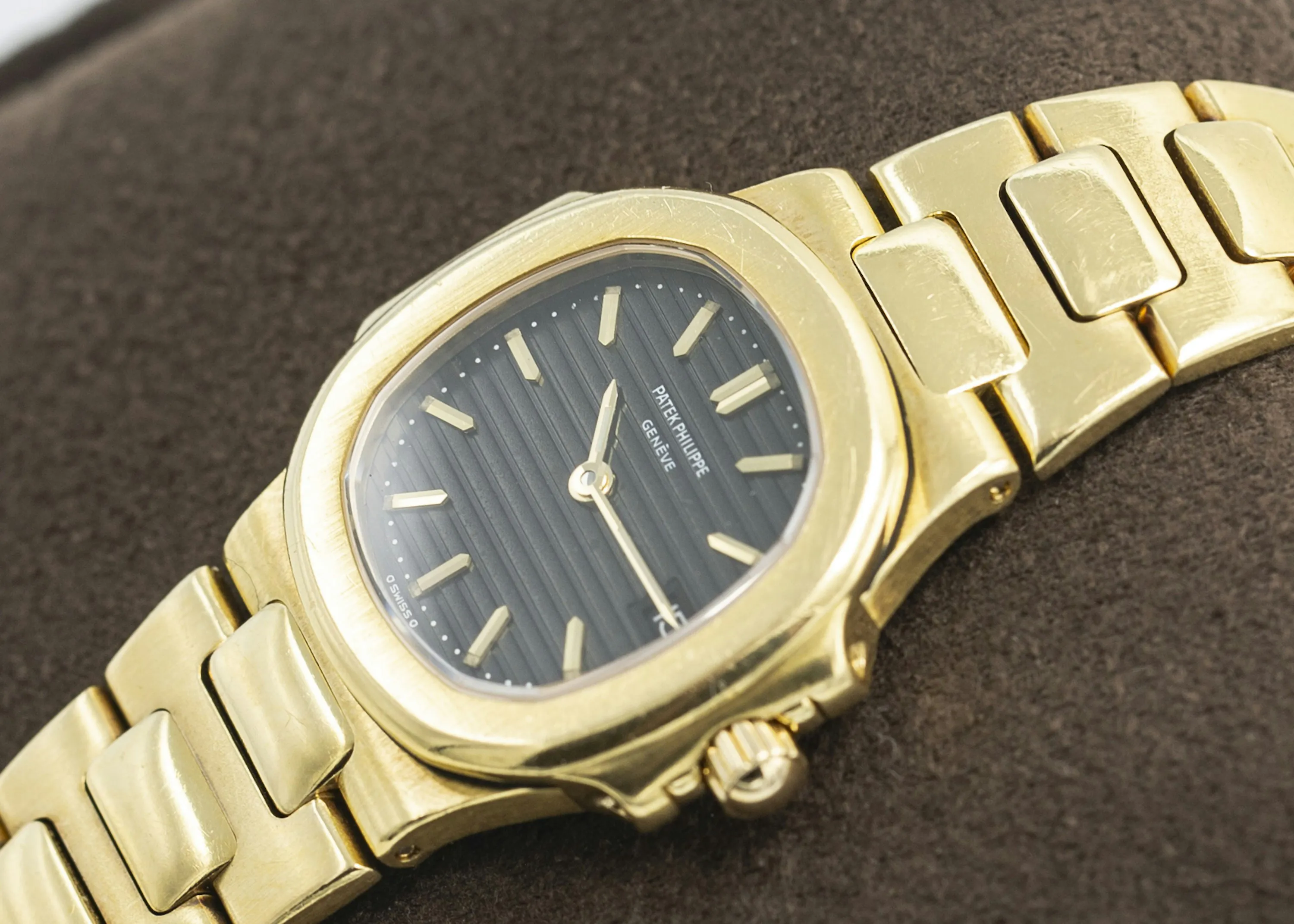 Patek Philippe Nautilus 4700 27mm Yellow gold Black 3