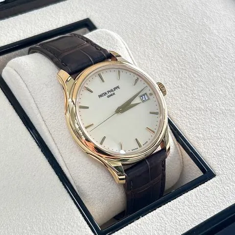 Patek Philippe Calatrava 5227J-001 39mm Yellow gold Champagne