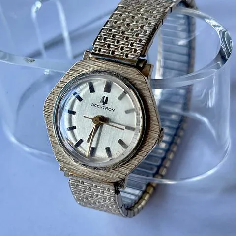 Bulova Accutron 28mm Yellow gold Silver