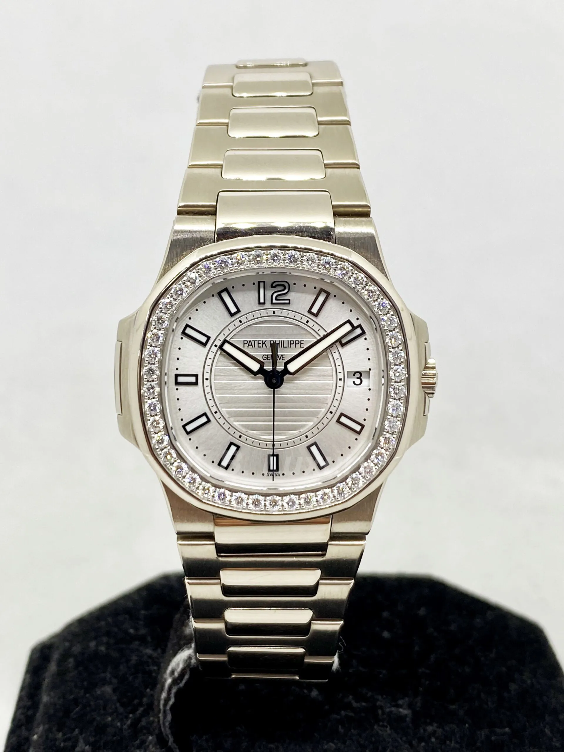 Patek Philippe Nautilus 7010/1G-001 32mm White gold Silver