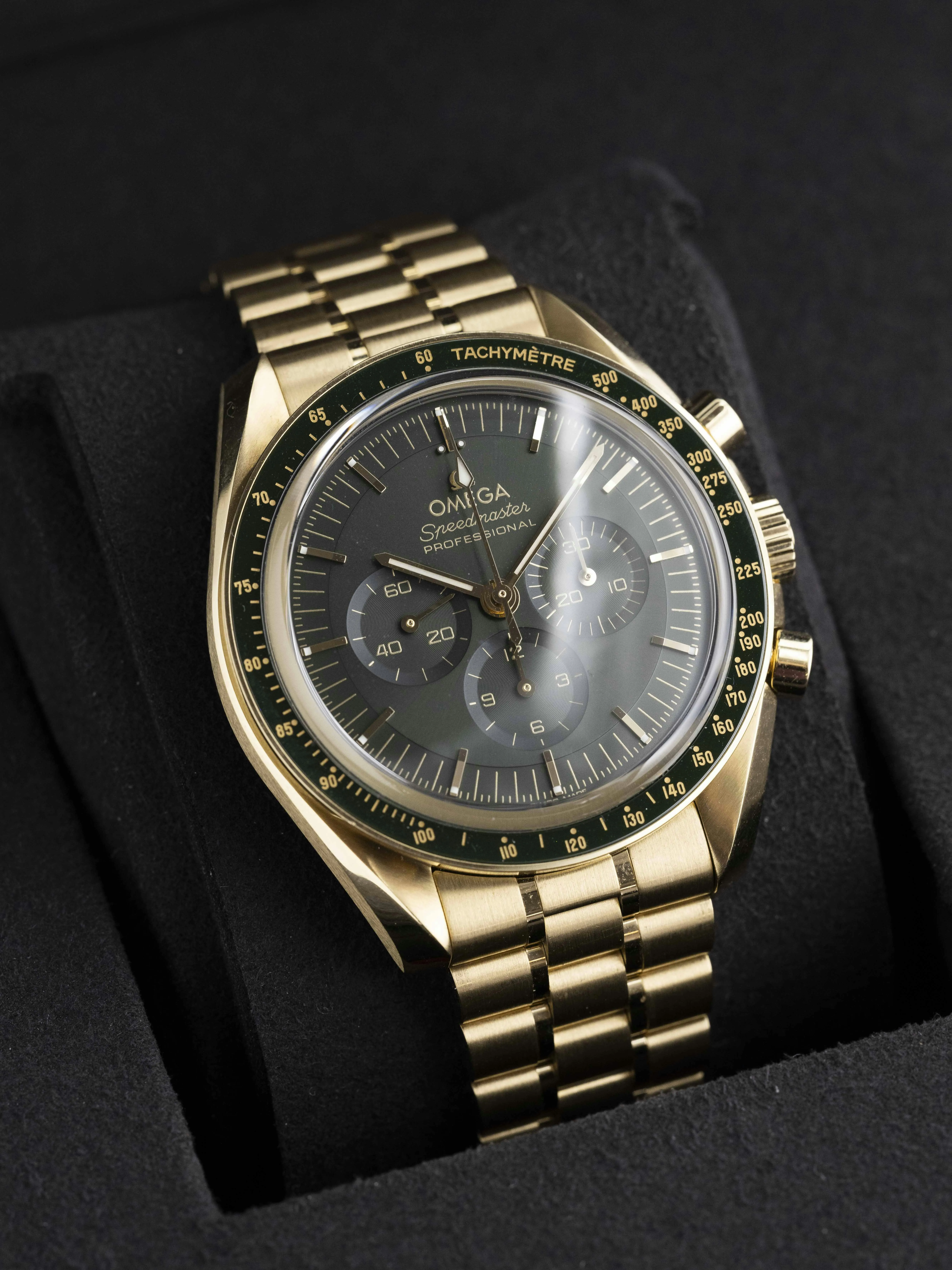 Omega Speedmaster Moonwatch 310.60.42.50.10.001 42mm Yellow gold Green 15