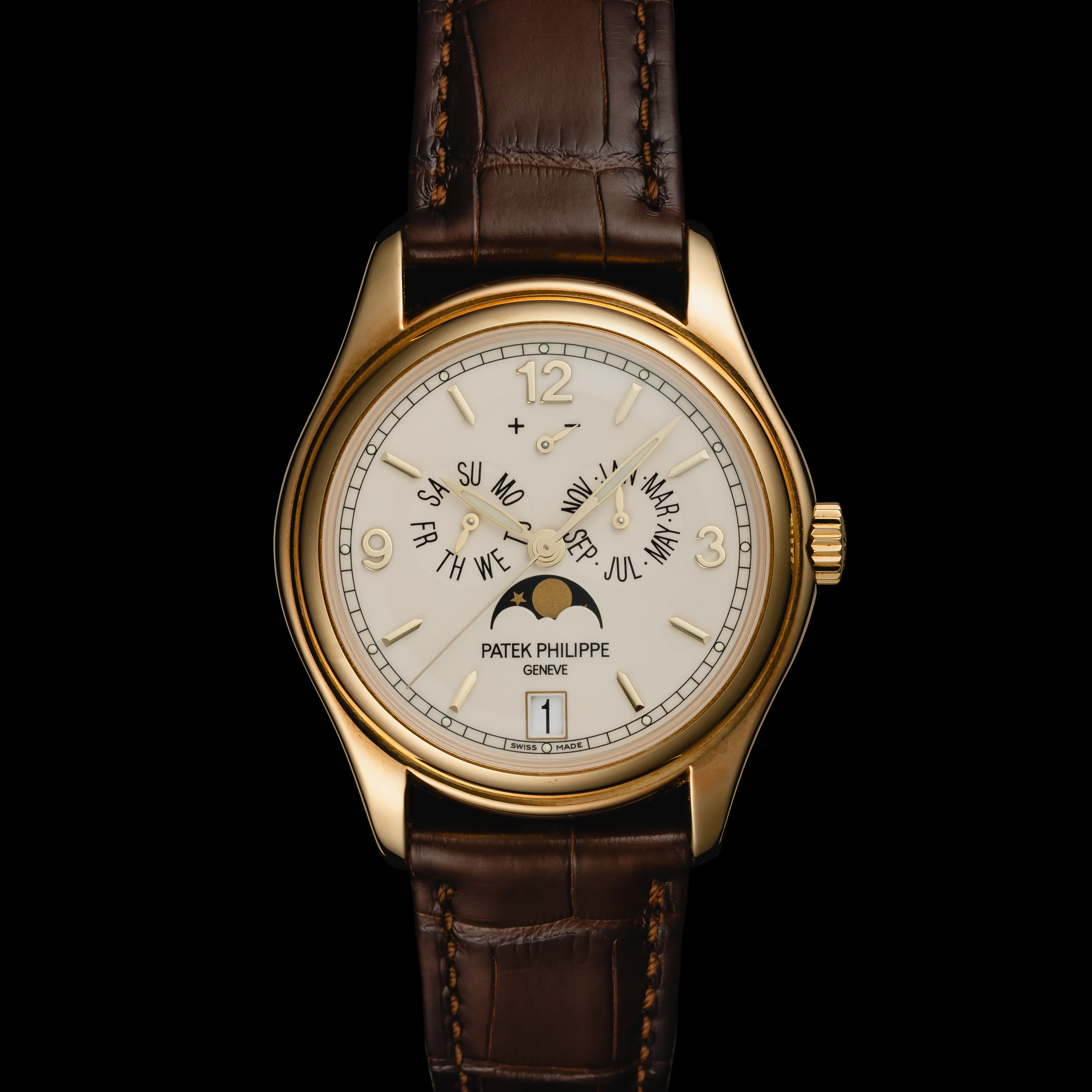 Patek Philippe Annual Calendar 5146J-001 39mm 18k yellow gold Beige