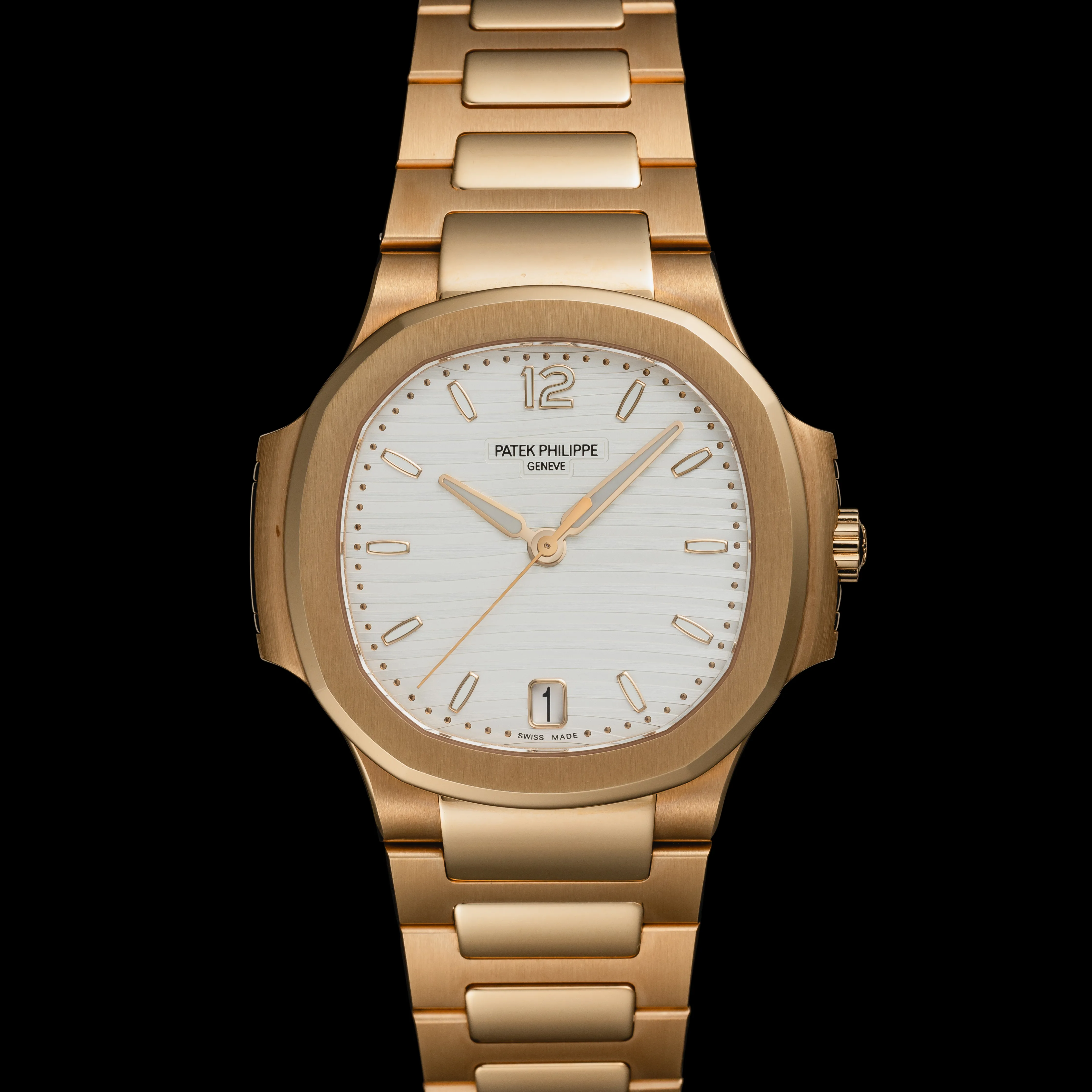 Patek Philippe Nautilus 7118/1R-001 38mm 18k rose gold Silver