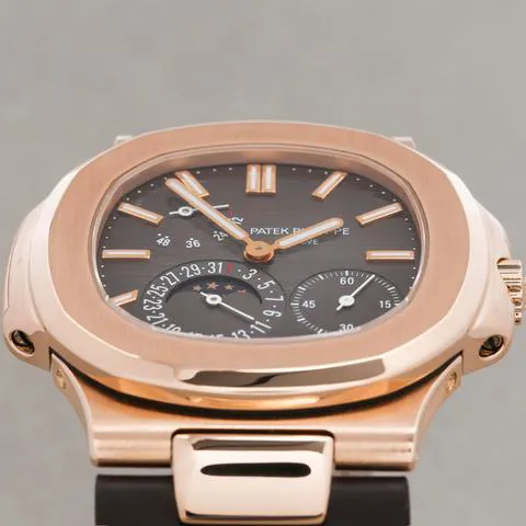 Patek Philippe Nautilus 5712R-001 40mm Rose gold Brown 5