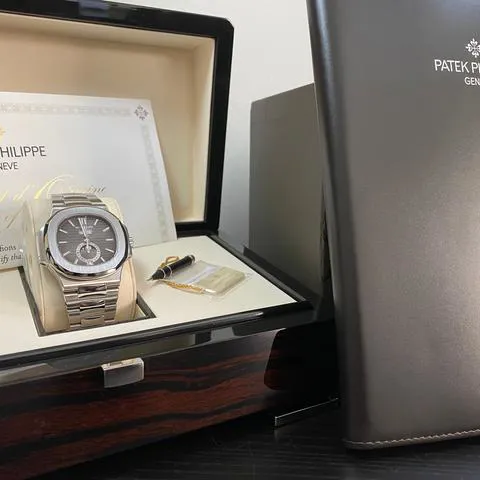 Patek Philippe Nautilus 5726/1A-001 40.5mm Stainless steel Gray 2