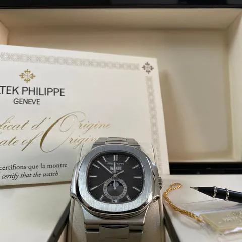 Patek Philippe Nautilus 5726/1A-001 40.5mm Stainless steel Gray 5