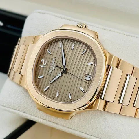 Patek Philippe Nautilus 7118/1R-010 35mm Rose gold Brown 1