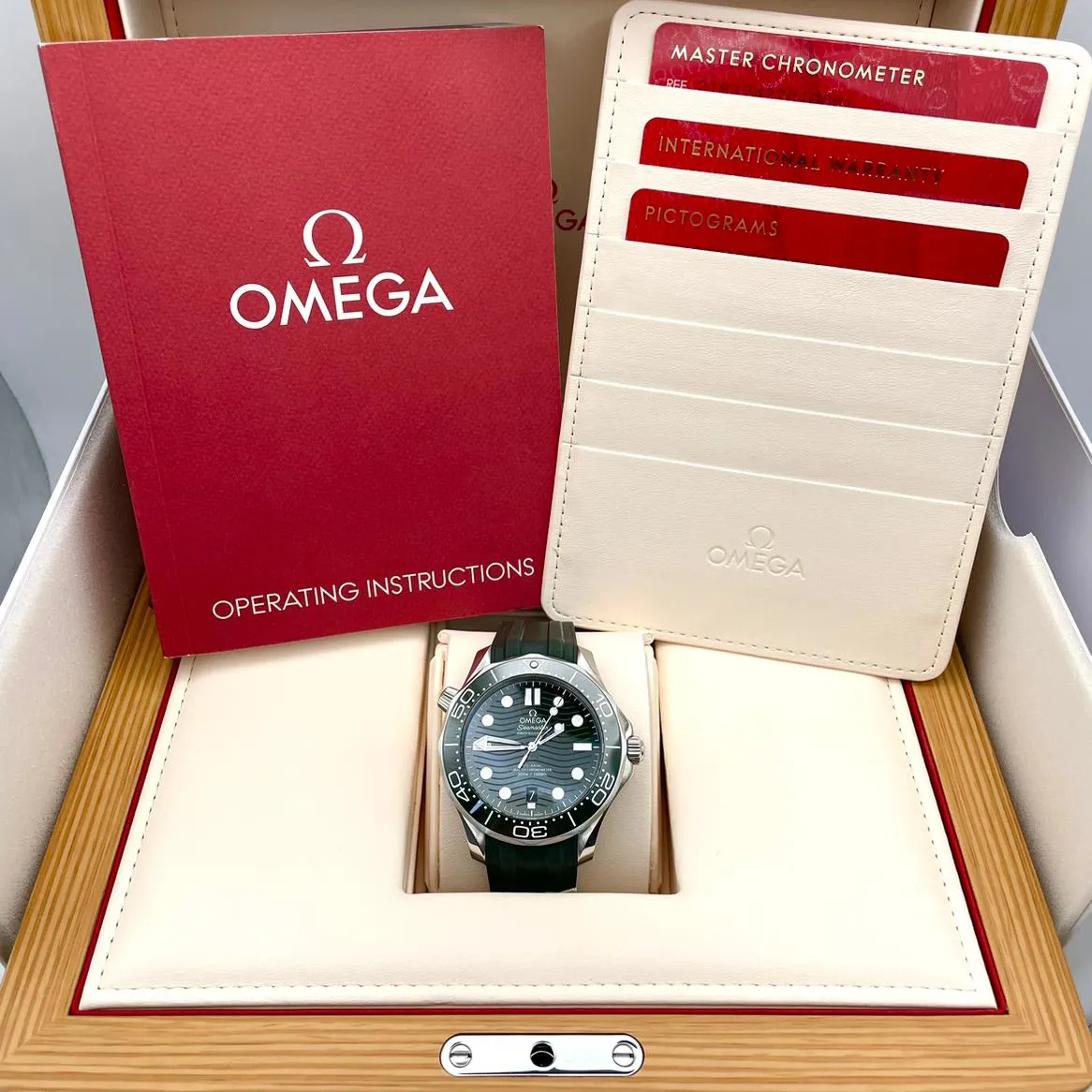 Omega Seamaster Diver 300M 210.32.42.20.10.001 42mm Ceramic and Stainless steel Green 5