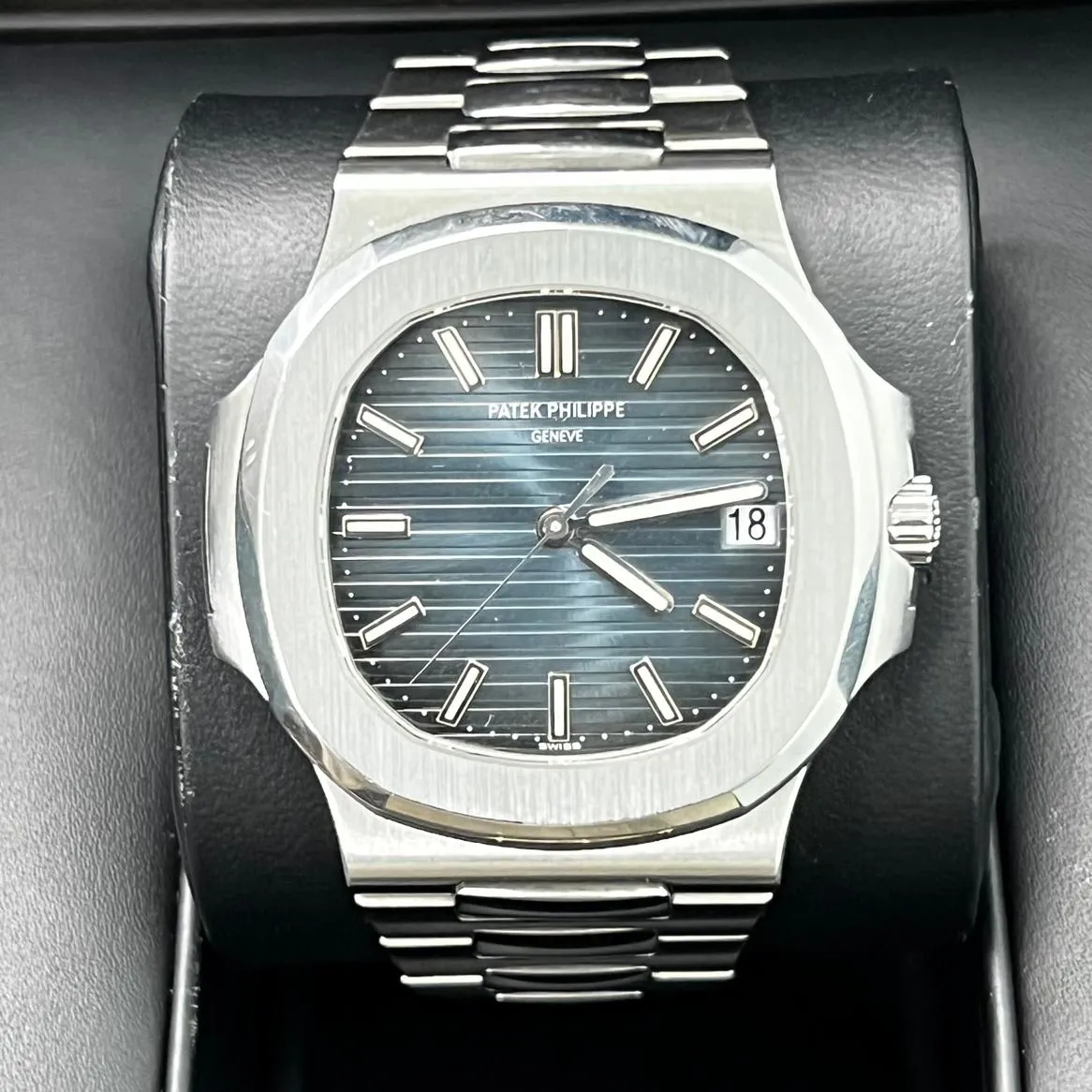 Patek Philippe Nautilus 5711/1A-010 40mm Stainless steel Blue