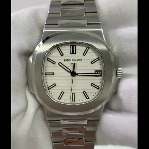 Patek Philippe Nautilus 5711/1A-011 40mm Stainless steel White