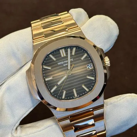 Patek Philippe Nautilus 5711/1R-001 40mm Rose gold Brown